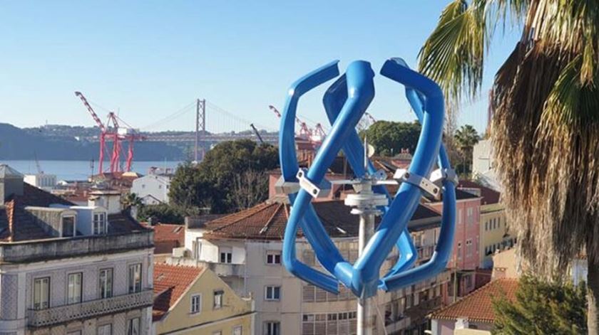 Veja as imagens: Porto de Lisboa instala primeira turbina eólica urbana