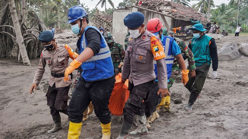 Vulcão Semeru na Indonésia. Número de mortos sobe para 34