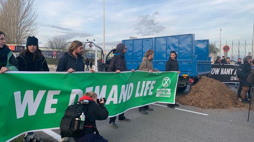 Protesto da associação Extinction Rebellion à porta da COP25, a Cimeira do Clima, em Madrid. Foto: @ClimaInfoNews