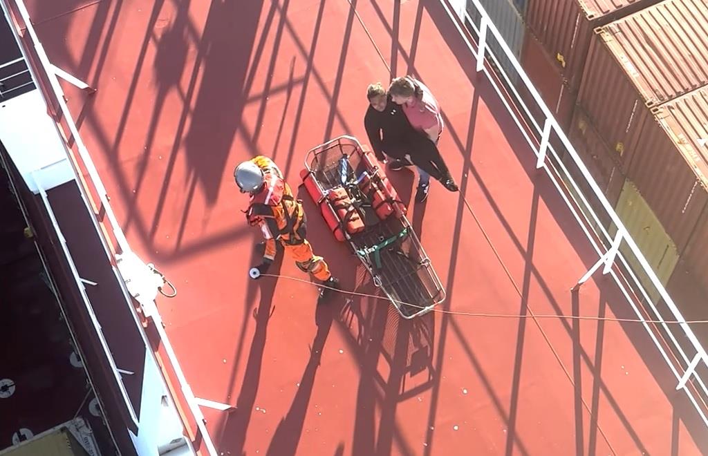 Veja o momento do resgate de Érica, que esteve quase 24 horas à deriva no mar