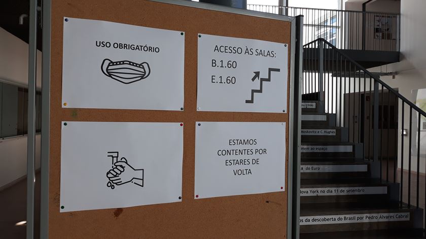 Há painéis informativos por toda a escola a lembrar das regras a cumprir durante o período de pandemia de Covid-19 Foto: Manuela Pires/RR