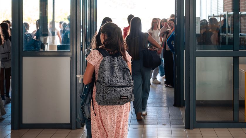 Crianças do 1.º ano sem professor distribuídas por turmas de alunos mais velhos