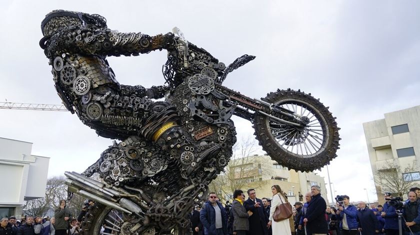 Emoção e aplausos na inauguração da estátua memorial do piloto Paulo Gonçalves