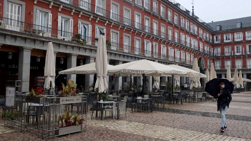 Esplanada deserta em Madrid em tempos de pandemia. Foto: Ballesteros/EPA