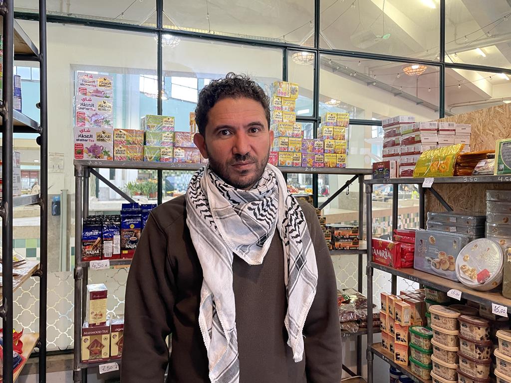 Hindi. O palestiniano que queria contar a guerra num filme e que acabou a vê-la de uma mercearia em Arroios 