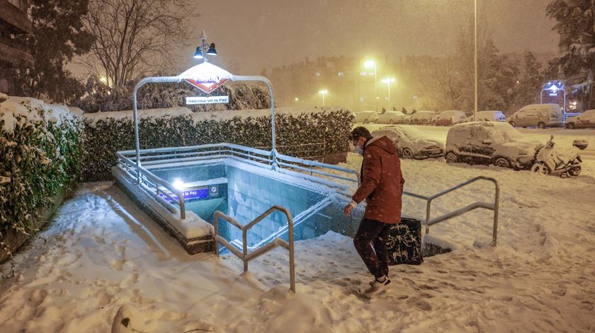 Tempestade Filomena faz dois mortos em Espanha. Tropas tentam resgatar condutores presos na neve