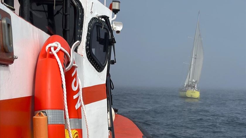 Tripulantes resgatados após veleiro danificado por orcas