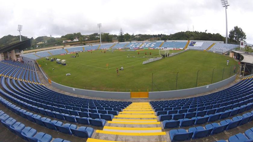 O Estádio de São Miguel vai encher para receber o Benfica. Foto: CD Santa Clara