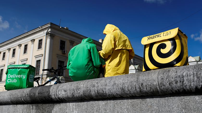 DGS cria um código de conduta para as entregas ao domicílio. Mercado está a crescer durante a pandemia. Foto: Maxim Shemetov/Reuters