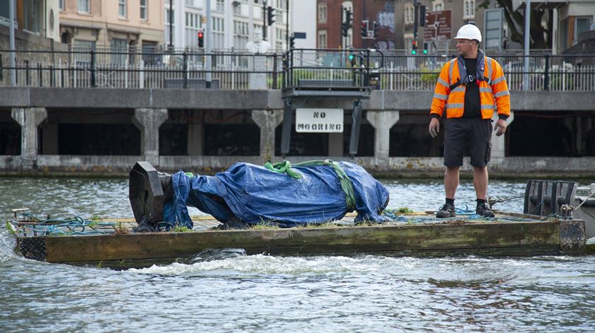 Estátua de Edward Colston alvo da ira dos manifestantes, em Bristol. Foto: EPA