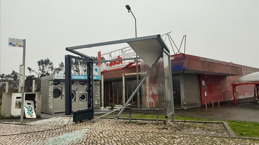 Mau tempo: Marinha Grande apela a cedência urgente de plataformas elevatórias com manobrador Mau tempo: Marinha Grande apela a cedência urgente de plataformas elevatórias com manobrador
