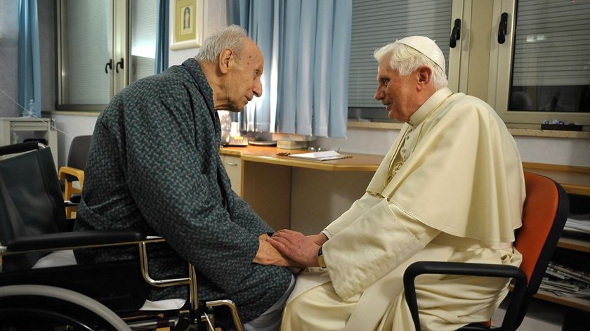 Bento XVI visita o cardeal Etchegaray no hospital, depois de este ter partido uma anca. Foto: L'Osservatore Romano