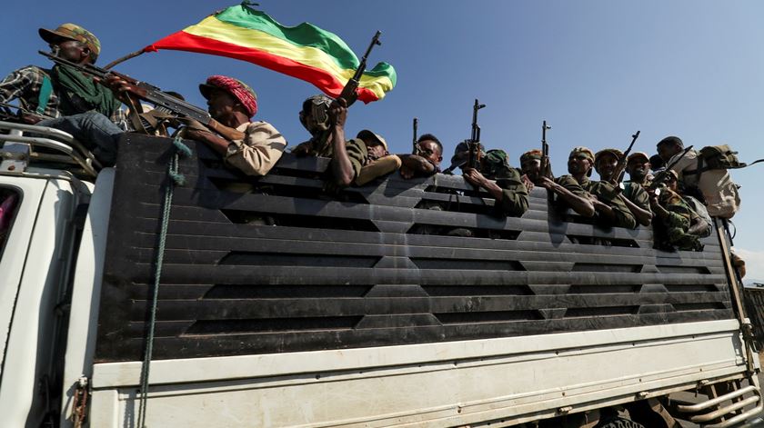 Milicianos leais ao Governo Federal a caminho da frente, onde vão combater contra forças tigrenses. Foto: Tiksa Negeri/Reuters