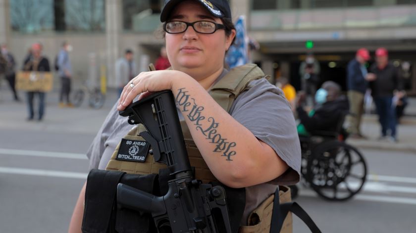 Protestos com grupos armados intensificam-se nos EUA