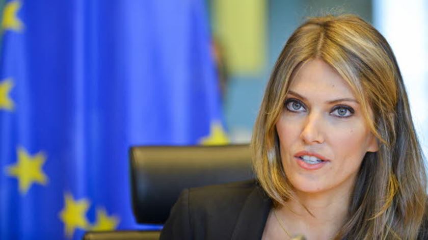 Parlamento Europeu suspende mandato da vice-presidente Eva Kaili