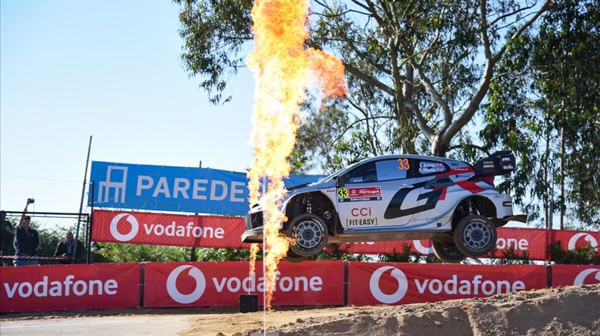 Evans é o primeiro líder do Rali de Portugal Evans é o primeiro líder do Rali de Portugal