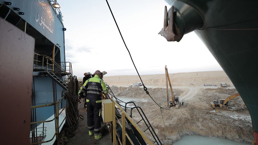 Canal do Suez. Cargueiro est&#225; parcialmente a flutuar e j&#225; se ouvem os motores
