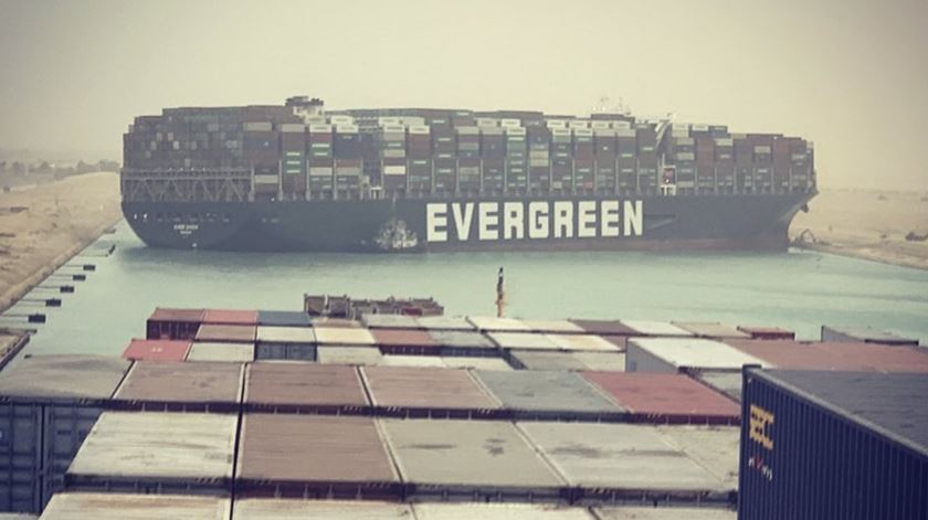 Navios j&#225; come&#231;aram a atravessar o Canal do Suez