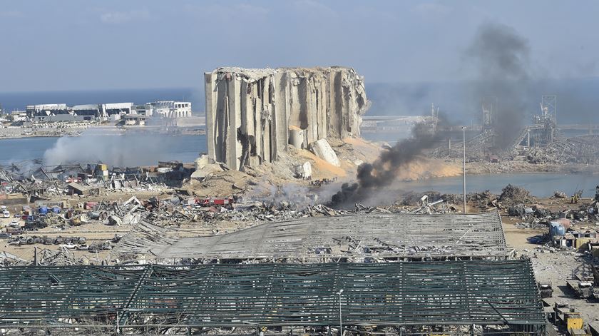 Não foram revelados pormenores sobre a origem do nitrato de amónio agora detetado no porto de Beirute nem sobre o respetivo proprietário. Foto: Wael Hamzeh/EPA