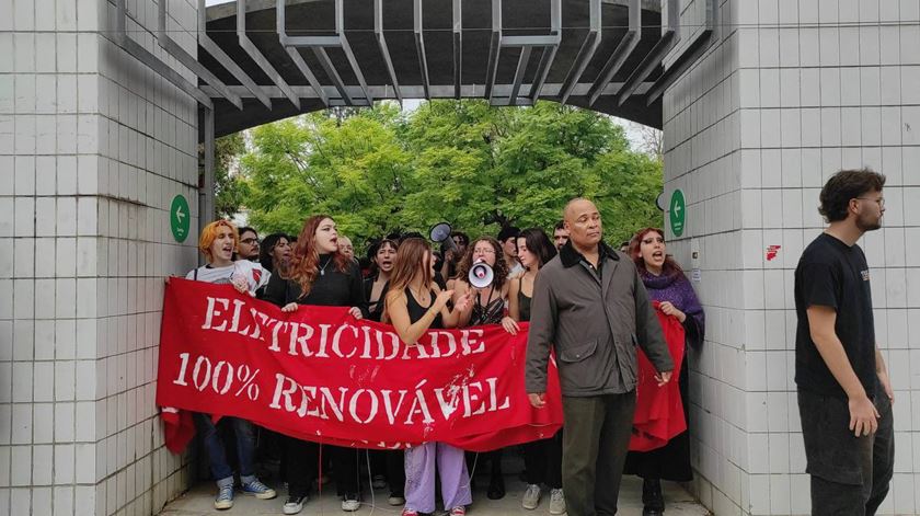 Alunos expulsam comitiva do Chega durante protesto pelo clima Alunos expulsam comitiva do Chega durante protesto pelo clima