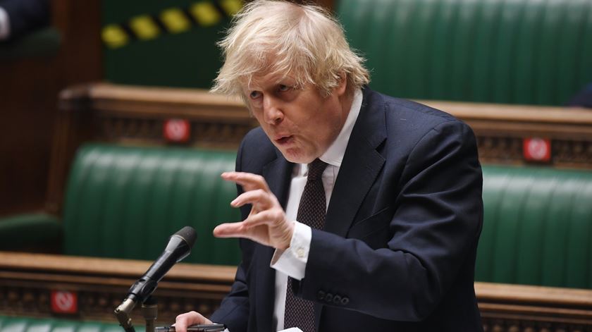 Vídeo de alegada festa fictícia leva à demissão de assessora de Boris Johnson
