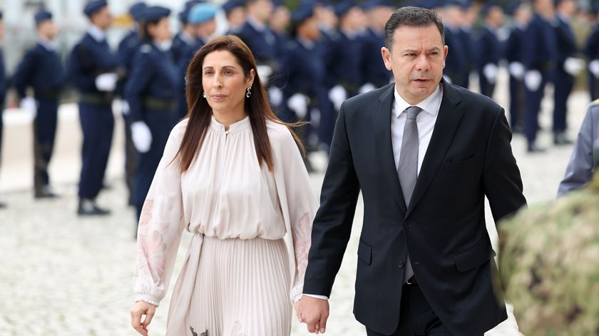 Montenegro nega intenção de esconder informação e divulga 13 clientes da Spinumviva