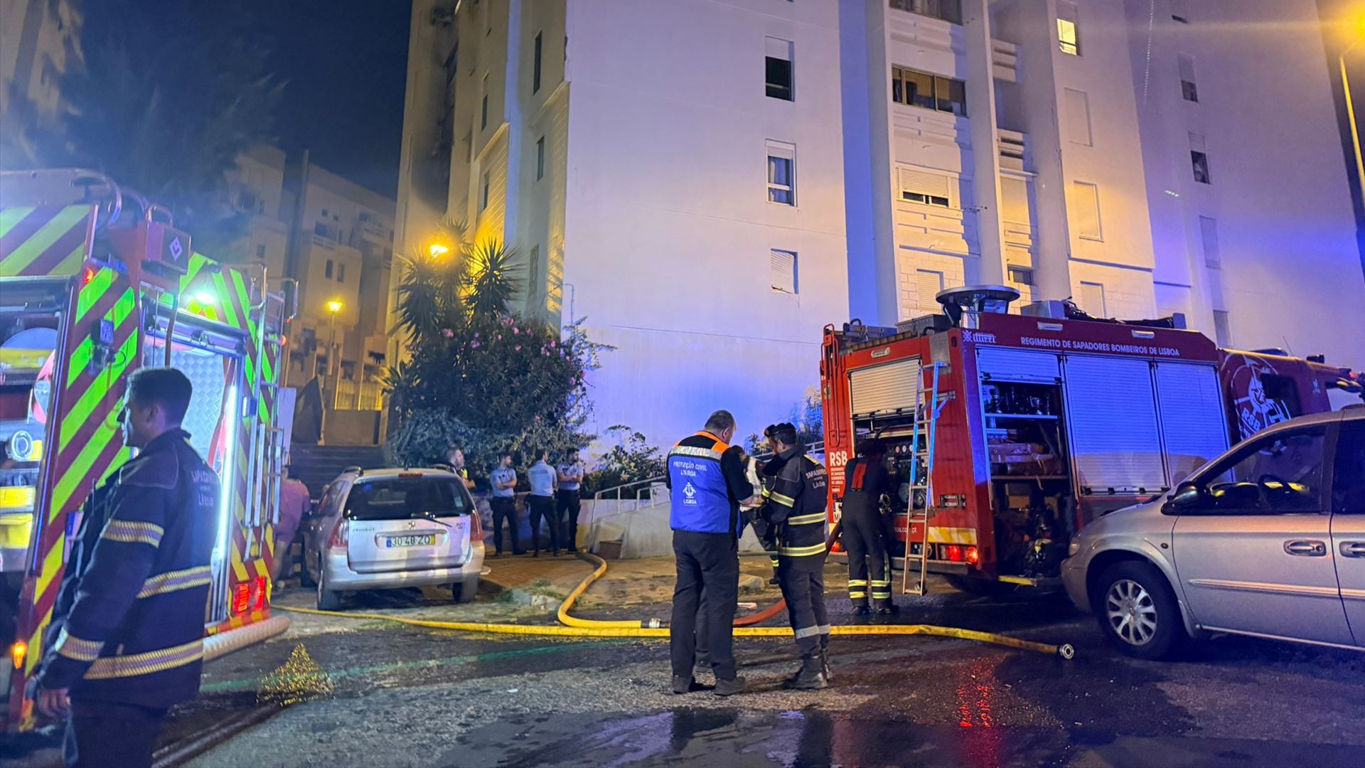 Lisboa. Incêndio num apartamento em torre de 14 pisos em Chelas