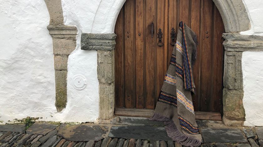 As cores e padrões originais destas mantas estão relacionados com motivos do Alentejo. Foto: Fábrica Alentejana de Lanifícios