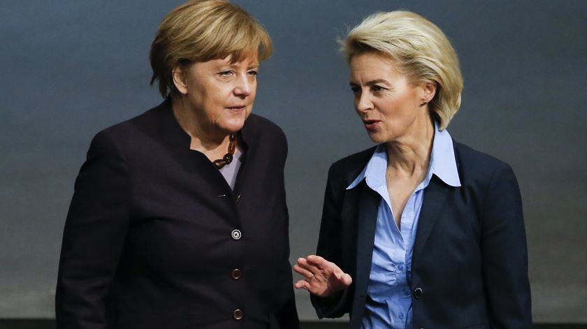 Ursula Gertrud von der Leyen com Angela Merkel Foto: Fabrizio Bensch