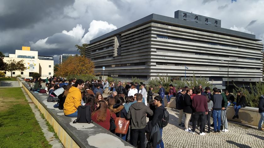 Ensino Superior. Governo antecipa para janeiro atribuição de apoios a estudantes deslocados