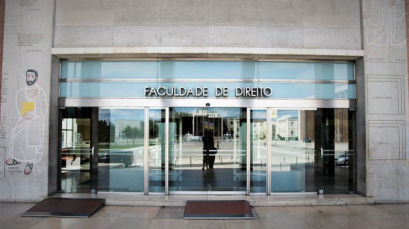 Universitários desfavorecidos sem bolsa vão receber apoio para alojamento