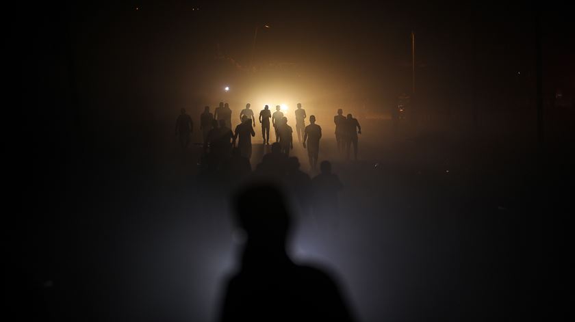 Palestinianos autodenominados "Unidades da confusão noturna" protestam na fronteira entre Gaza e Israel. 5 ficaram feridos. Foto: Mohammed Saber/EPA