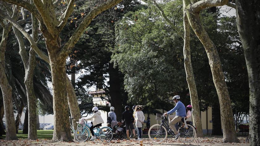 Padre Jardim Moreira diz que apoio extraordinário é "bem-vindo", mas não colmata dificuldades das famílias