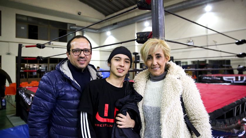 Rodrigo Flor começou a praticar wrestling recentemente. A mãe acha divertido, o pai tem receio que o filho se magoe