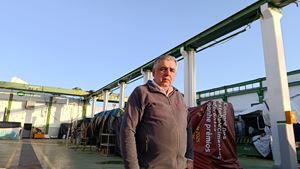 João viu o telhado da fábrica e milhões a voarem, mas não desiste. "Dos fracos não reza a história"