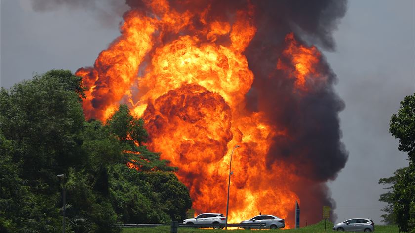 Fuga de gasoduto causa enorme coluna de fogo na Malásia