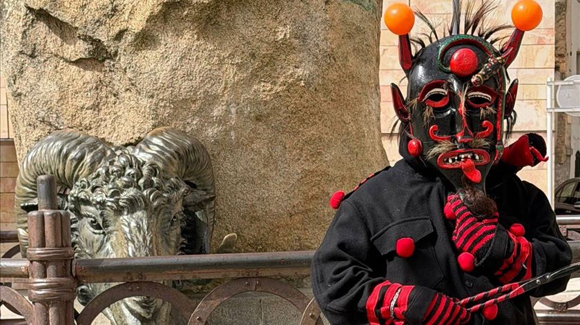 O ritual exige esforço físico, anonimato e devoção. Foto: Maschocalheiro – Associação de Bemposta