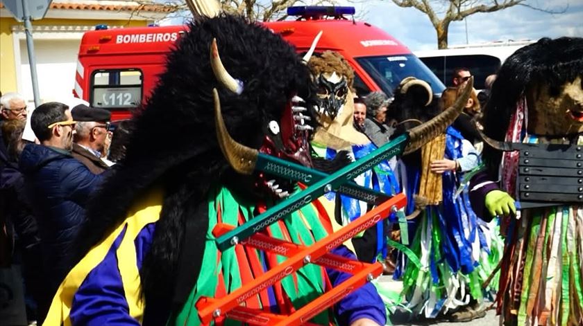 Máscaras carregam séculos de simbolismo. Foto: Maschocalheiro – Associação de Bemposta