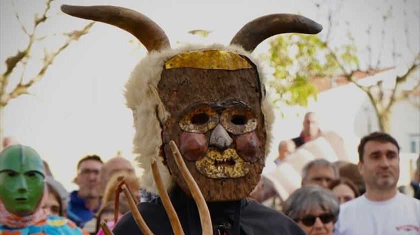 Máscaras carregam séculos de simbolismo. Foto: Maschocalheiro – Associação de Bemposta