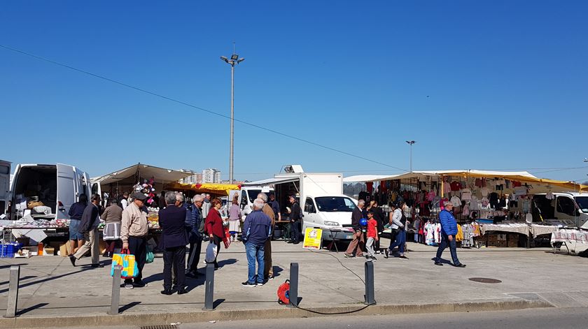 Clientes continuam a frequentar feira da Afurada, em Vila Nova de Gaia, apesar do surto de coronavírus. Foto: Maria João Cunha/RR