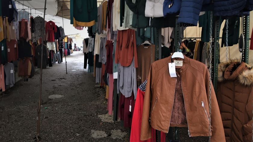 Feira de Espinho bancada de roupa Foto Vitor Mesquita RR