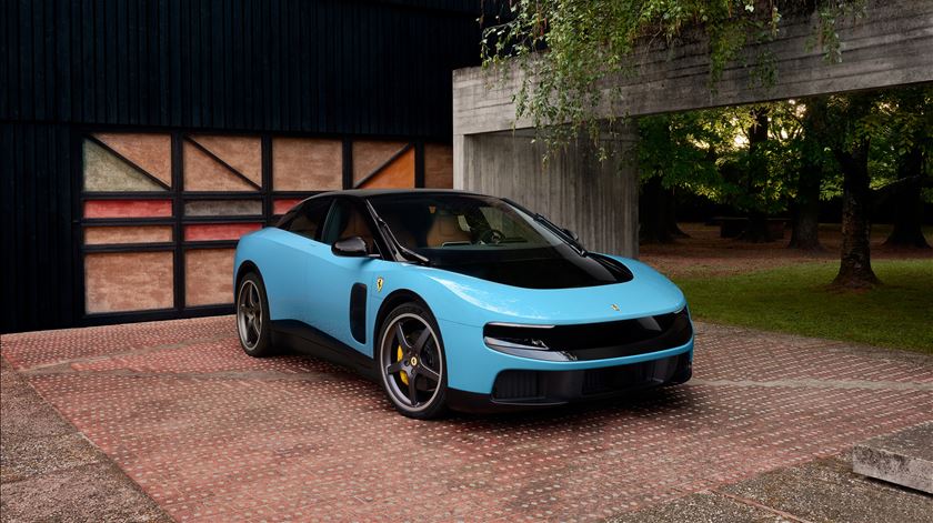 O primeiro Ferrari elétrico: marca acende "Luce" mas perde valor em bolsa