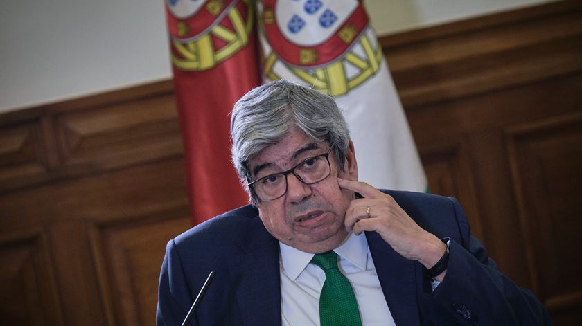 PGR abre inquérito a insultos de negacionistas a Ferro Rodrigues