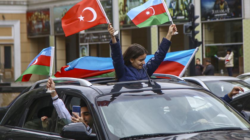 Nagorno-Karabakh. Cessar-fogo celebrado nas ruas na passada terça-feira. Foto: Roman Ismayilov/ EPA