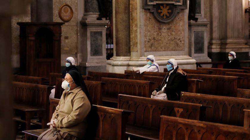 Fiéis assistem a uma missa, respeitando a distância social. Foto: Cira de Luca/Reuters