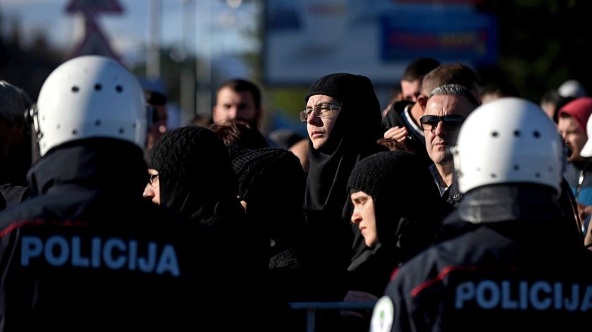 Fiés da Igreja Ortodoxa da Sérvia protestam contra o Governo de Montenegro. Foto: Boris Pejovic/EPA