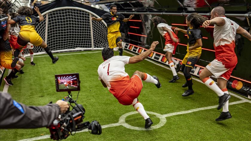 Figo entra para o Guinness num jogo de futebol a mais de seis mil metros de altitude