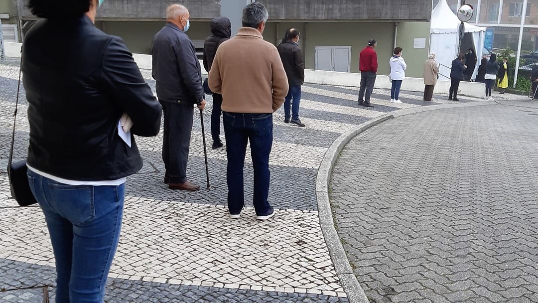 Cada doente cumpre o distanciamento social de 2 metros enquanto aguarda para despistar sintomas da Covid-19 num dos Postos de Atendimento Prévio do IPO de Coimbra. Foto: Liliana Carona/RR