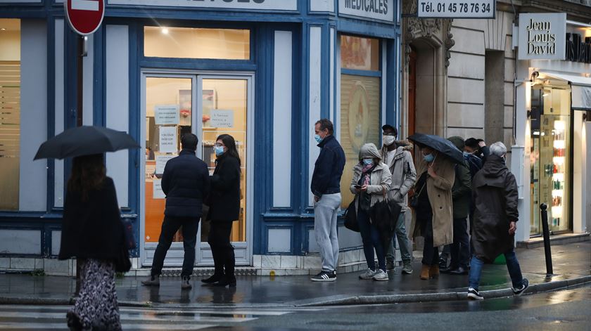 Fila para testes em Paris, França. Foto: Mohammed Badra/EPA