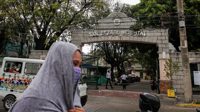 Primeira morte nas Filipinas foi confirmada no Hospital de San Lazaro. Foto: Mark R. Cristino/EPA